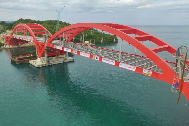 Dua Pelengkung  Jembatan  Holtekamp Sempurna Terpasang