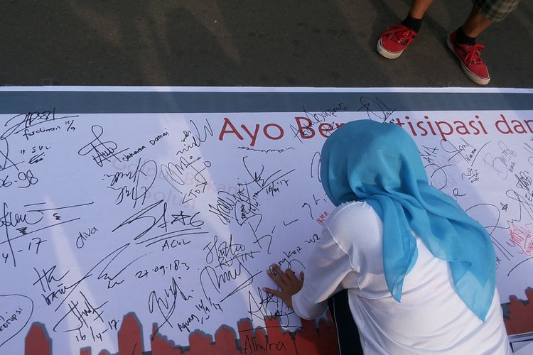 Aksi pengumpulan sejuta tanda tangan yang diadakan kelompok warga masyarakat yang menamakan diri Warga Jakarta Cinta Damai di kawasan Bundaran HI, Jakarta, Minggu (16/4/2017) pagi. Aksi dilakukan sebagai simbol bahwa warga Jakarta berharap Pilkada DKI 2017 bisa berlangsung aman dan dan damai. 
