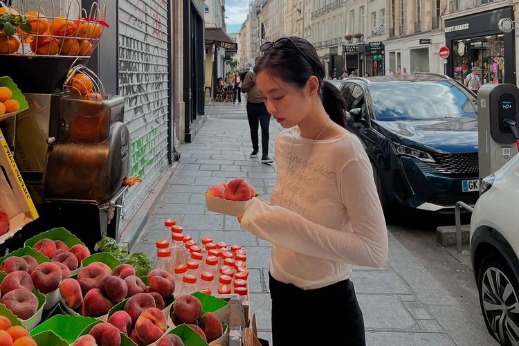 Jennie Blackpink mencuri perhatian saat di Paris dengan kaus unik bertuliskan campuran bahasa Inggris dan Korea. Simak detailnya berikut ini.