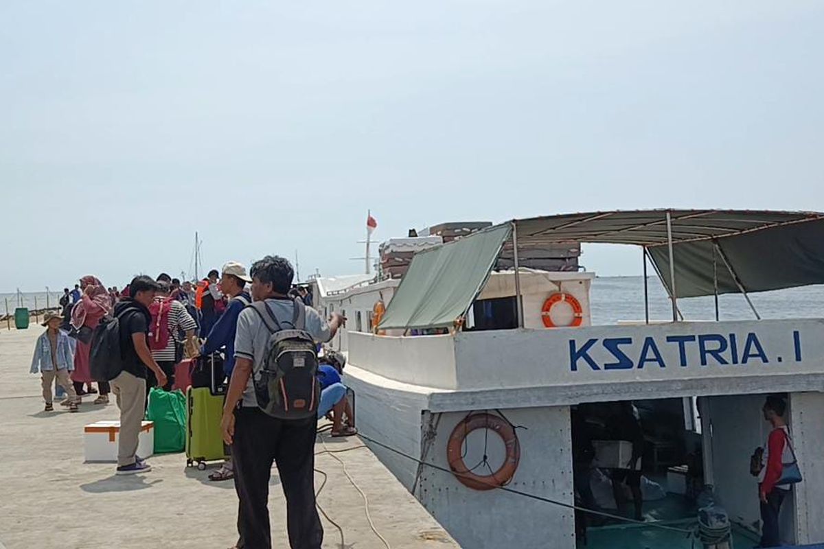 Wisatawan Kepulauan Seribu yang tiba di Pelabuhan Muara Angke, Jakarta Utara Rabu (26/4/2023).
