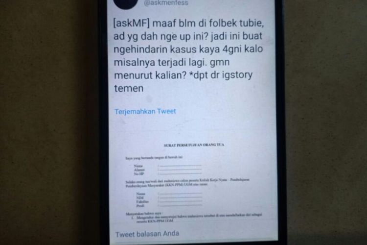 Foto unggahan akun twitter @askmenfess terkait surat persetujuan orang tua mahasiswa ngikuti Kuliah Kerja Nyata - Pembelajaran Pemberdayaan Masyarakat (KKN-PPM) Universitas Gadjah Mada (UGM). 