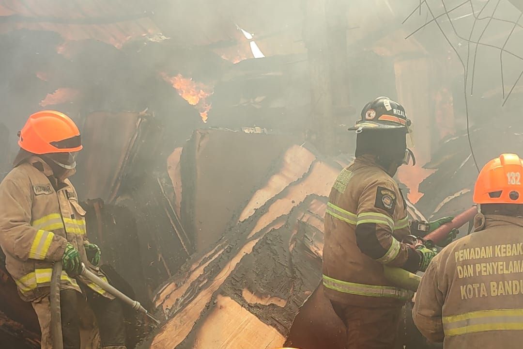 Pabrik Triplek di Bandung Terbakar, 2 Mobil Pemadam Kebakaran Ikut Terjebak