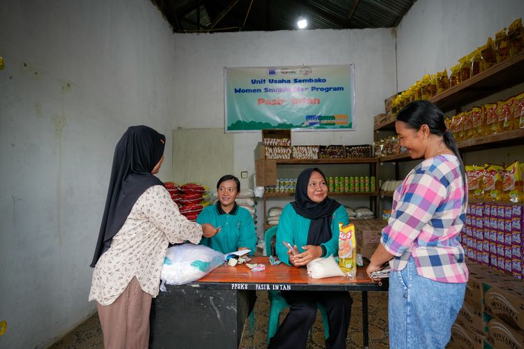 Salah satu implementasi Women Smallholders Program adalah terbentuknya tiga kelompok bisnis perempuan yang mendapatkan pelatihan dan pendampingan usaha sembako yang berlokasi di tiga kabupaten di Riau.