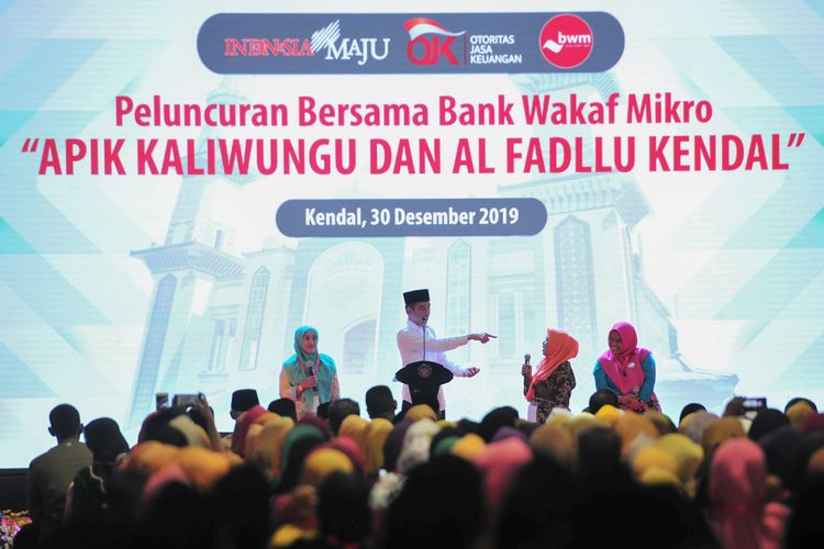 Presiden Jokowi berdialog dengan warga saat Peluncuran Bersama Bank Wakaf Mikro ?APIK KALIWUNGU DAN AL FADLLU KENDAL?, di Pondok Pesantren APIK, Kabupaten Kendal, Jateng, Senin (30/12) sore. (Foto: JAY/Humas)