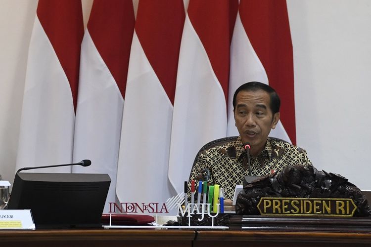 Presiden Joko Widodo (kanan) memimpin rapat terbatas tentang program dan kegiatan bidang politik, hukum dan keamanan di Kantor Presiden, Jakarta, Kamis (31/10/2019). Presiden dalam arahannya mengatakan untuk mengantisipasi perkembangan politik dunia yang dipicu oleh isu kecil, melakukan reformasi hukum yang memberikan jaminan pelayanan dan kesejahteraan masyarakat. ANTARA FOTO/Puspa Perwitasari/hp.