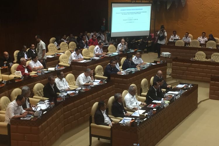 Suasana rapat kerja Menteri PUPR dan Menhub dengan Komisi V DPR, Rabu (6/12/2017).