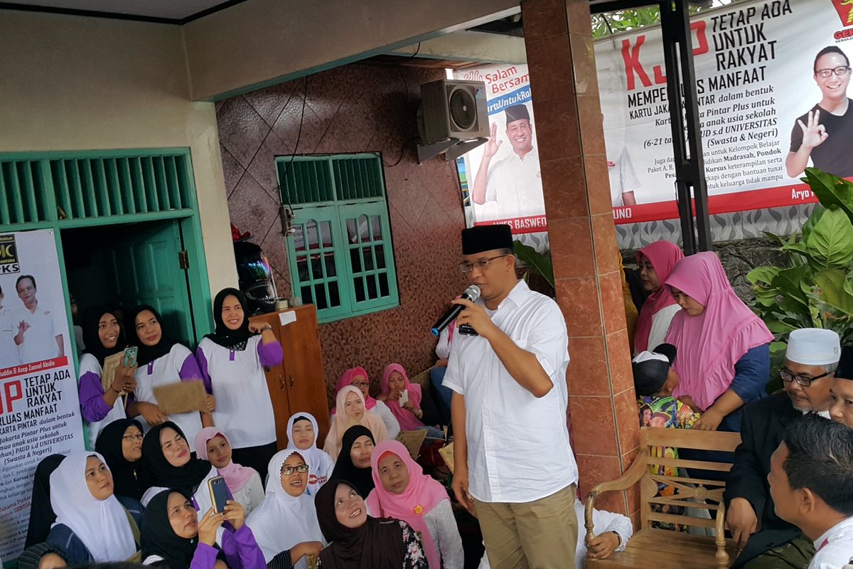 Calon gubernur DKI Jakarta Anies Baswedan berdialog dengan warga di Kelurahan Semanan, Kalideres, Jakarta Barat, Selasa (7/3/2017).