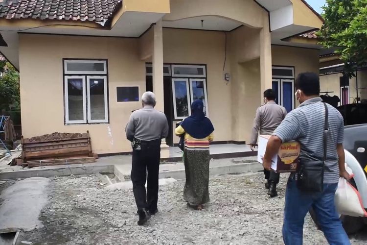 Manisih (55) dijemput anggota polisi untuk tinggal sementara di rumah dinas Kapolsek Prembun, Kabupaten Kebumen, Jawa Tengah, Minggu (2/8/2020).