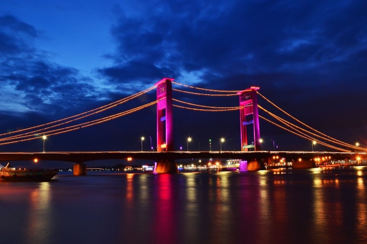 Jembatan Ampera dan Sungai Musi menjadi ikon utama Kota Palembang, Sumatera Selatan.