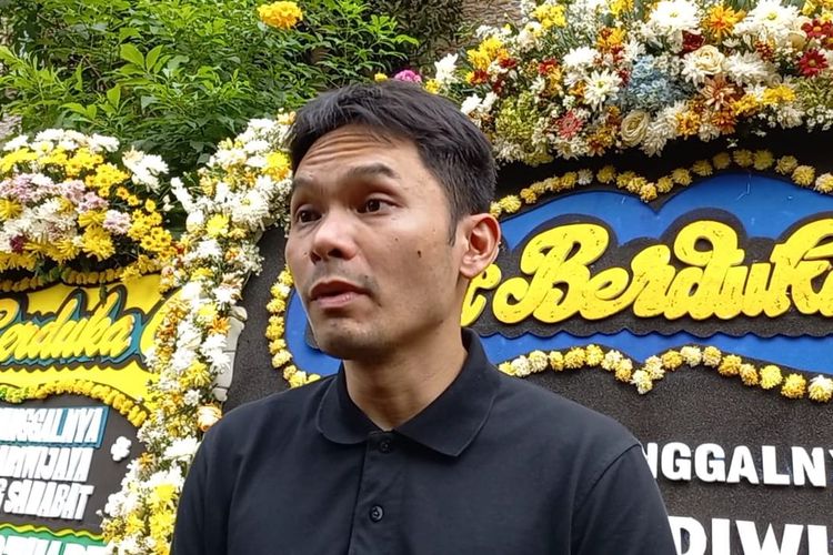 Aktor Ben Kasyafani melayat di rumah duka Hilman Hariwijaya kawasan Bintaro, Tangerang, Rabu (9/3/2022).