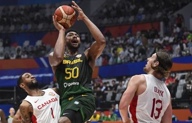 Pebasket Timnas Brasil Bruno Caboclo (kiri) menembakkan bola dengan dibayangi pebasket Timnas Kanada Nickeil Alexander-Walker (kiri) dan Kelly Olynk (kanan) dalam pertandingan babak kedua fase Grup L FIBA World Cup 2023 di Indonesia Arena, Gelora Bung Karno, Senayan, Jakarta, Jumat (1/9/2023). ANTARA FOTO/M Risyal Hidayat/hp.