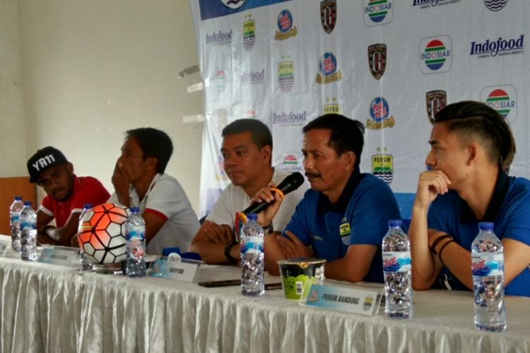 Jajaran tim Persib Bandung dan Bali United bersama Senior Brand Manager Pop Mie Vemri Veradi dalam acara jumpa pers di Graha Persib, Jalan Sulanjana, Jumat (7/4/2017) 