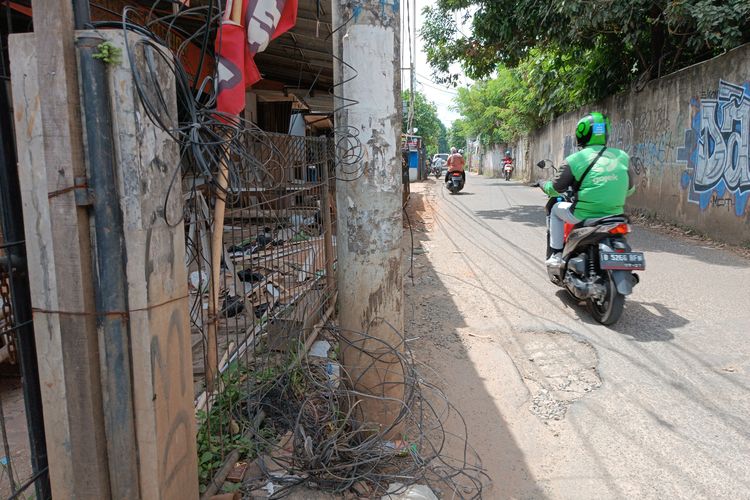 Potret kabel menjuntai yang terlihat di Jalan Merpati 1, Ciputat, Tangsel pada Selasa (10/1/2023). 