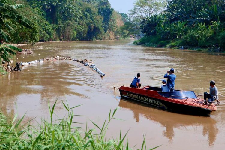 PT CGS-CIMB Sekuritas Indonesia menggelar River Trashboom Project ? Cerita Sungai di daerah hilir Sungai Cisadane, Tangerang, Banten, Sabtu (21/10/2023).