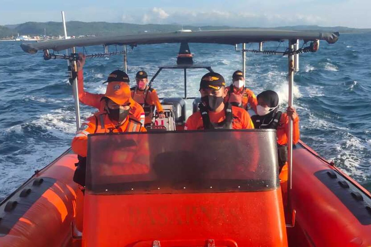 Basarnas Sulsel mengerahkan personilnya melakukan pencarian terhadap Kapal Layar Motor (KLM) Darmawan Jaya yang dilaporkan tenggelam pada Senin (24/1/2022) malam di perairan Kayuadi, Kabupaten Kepulauan Selayar.