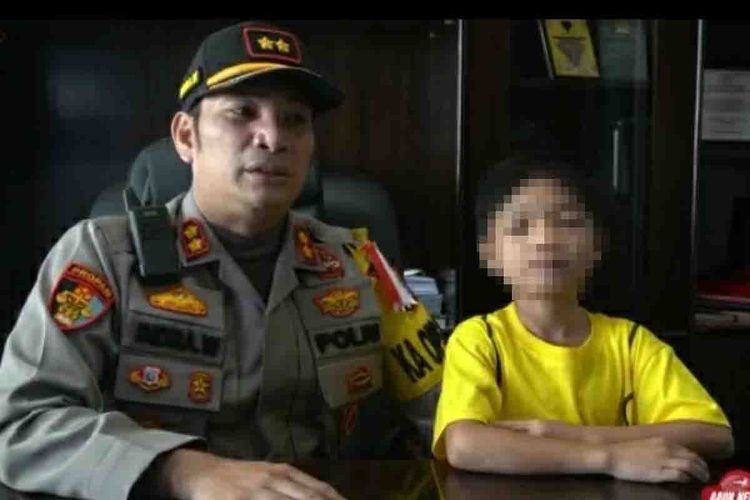 Kapolres Pelalawan AKBP Indra Wijatmiko mengajak RFZ (10) berbicara dan bergurau untuk memulihkan psikologisnya pasca mendapat kekerarasan sewaktu tinggal bersama orangtuanya di Desa Terantang Manuk, Kecamatan Pangkalan Kuras, Kabupaten Pelalawan, Riau, Rabu (30/9/2020).