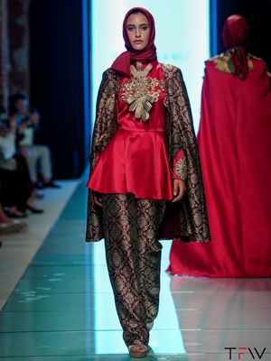 Salah satu koleksi desainer Dian Pelangi yang akan dibawakan pada Contemporary Muslim Fashions di museum De Young San Fransisco dan Museum Frankfurt Angewandte Kunst. 