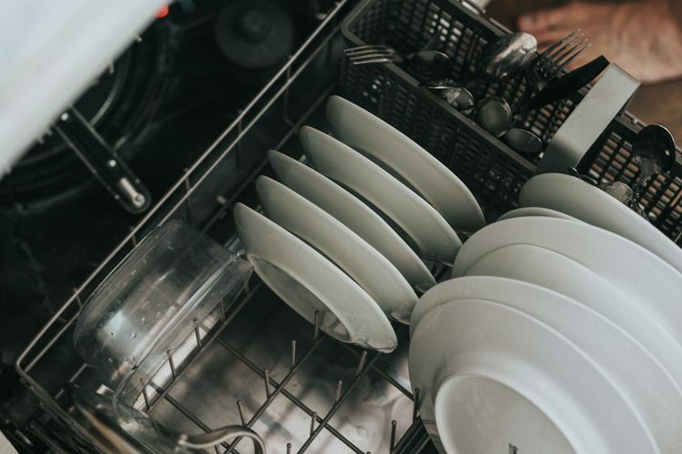 Mesin Pencuci Piring Vs Cuci Manual, Mana Lebih Hemat Air?