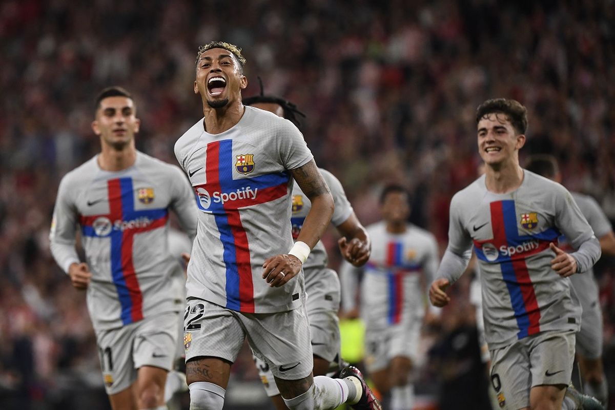 Gelandang Barcelona Raphinha merayakan gol ke gawang Athletic Bilbao dalam laga lanjutan Liga Spanyol musim 2022-2023. Laga Athletic Bilbao vs Barcelona berlangsung di Stadion San Mames, Bilbao, Spanyol, pada Senin (13/3/2023) dini hari WIB.