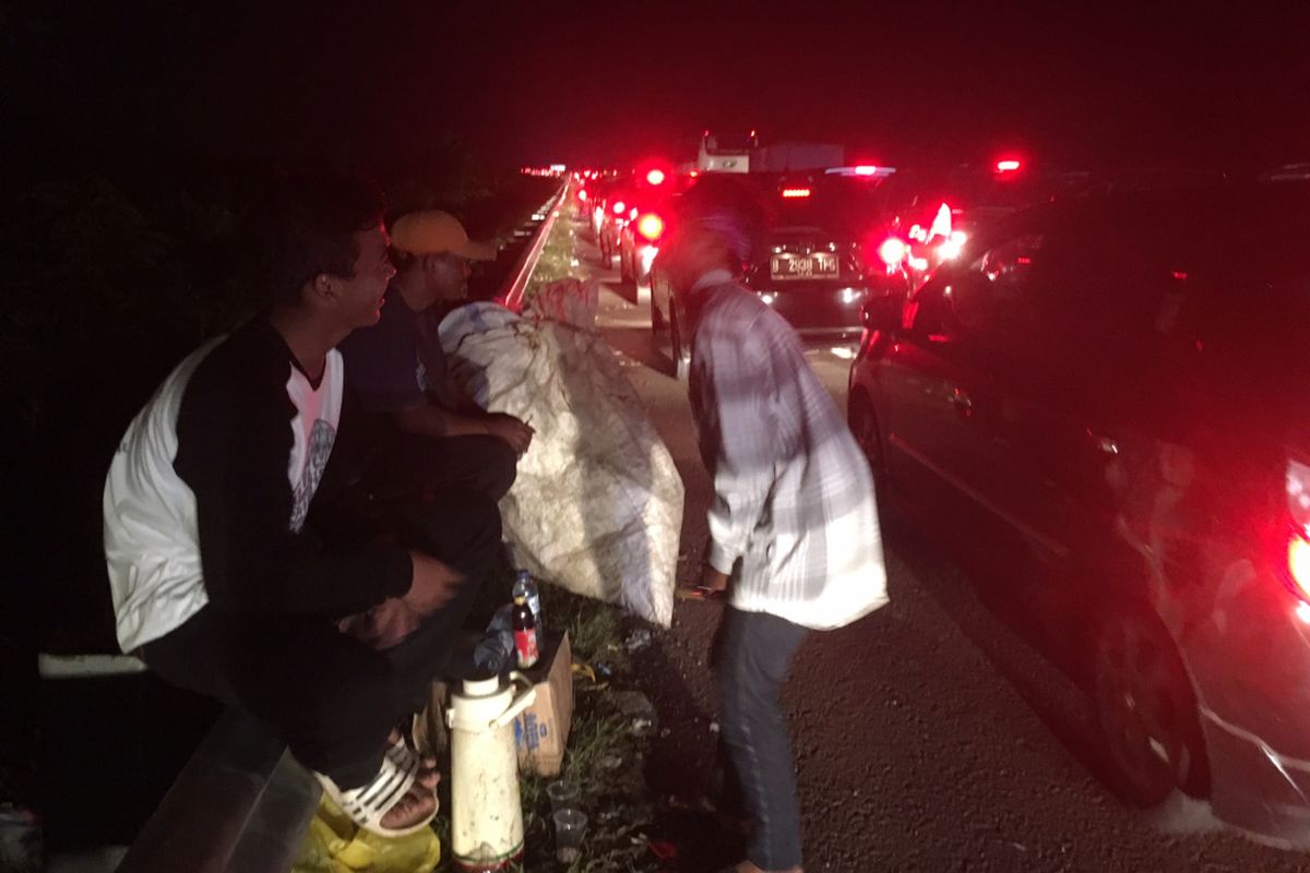 Pedagang asongan dan pemulung mengais rezeki dari kemacetan Tol Cipali, Sabtu (1/7/2017) malam.