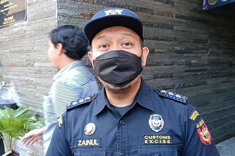 Kepala Seksi Kepatuhan Internal dan Penyuluhan Kantor Bea Cukai Madura, Zainul Hasan memaparkan penangkapan 1 juta batang rokok ilegal yang disita dari salah satu jasa pengiriman barang di Desa Trasak, Kecamatan Larangan pada Rabu (14/9/2022) malam.