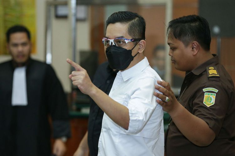 Eks Kapolres Bukittinggi AKBP Dody Prawiranegara usai menjalani sidang vonis di Pengadilan Negeri Jakarta Barat, Selasa  (10/5/2023). Majelis hakim menjatuhkan hukuman 17 tahun penjara dan denda sebesar Rp 2 miliar dalam kasus peredaran narkotika jenis sabu yang menjeratnya.