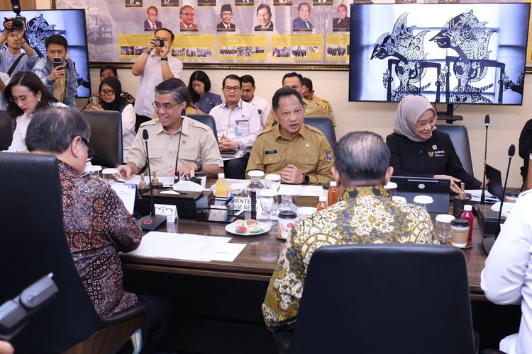 Rapat Koordinasi Terbatas Evaluasi Kebijakan Transformasi Budaya Kerja di Kantor Kemenko Perekonomian, Jakarta, Selasa (26/5/2026).