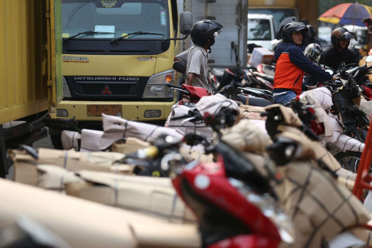 Sejumlah sepeda motor yang akan dikirim para pemudik dengan menggunakan kereta di Stasiun Senen, Jakarta, Minggu (10/6/2018). Pengiriman motor ke daerah meningkat hingga dua kali lipat menjelang arus mudik dan Hari Raya Idulfitri 2018