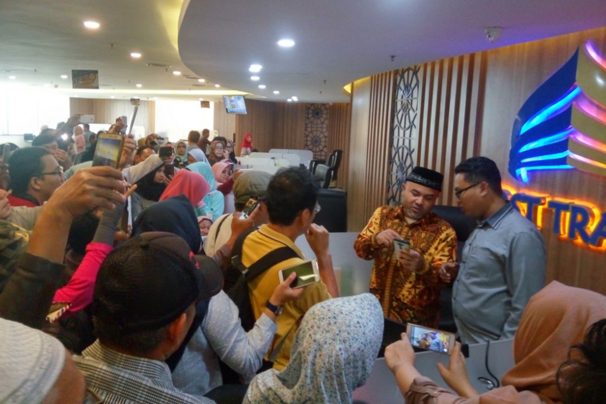 Salah seorang perwakilan First Travel akhirnya menemui para calon jemaaah umrah yang datang ke kantor pusat mereka di Green Tower, Jalan TB Simatupang, Jakarta Selatan, Senin (24/7/2017) siang. Kedatangan itu terjadi setelah sebelumnya para jemaah harus menunggu sejak pagi.