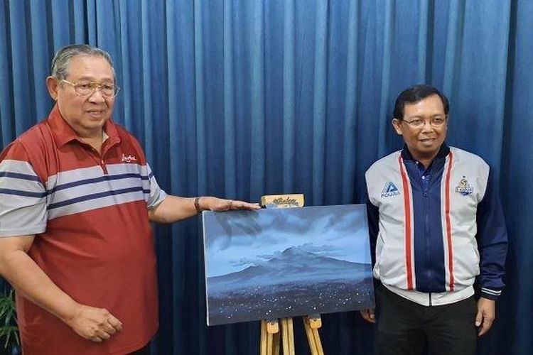 Susilo Bambang Yudhoyono (SBY) memperlihatkan lukisan Gunung Ciremai. Karyanya tersebut dibuat di kamar hotel tempatnya menginap di Cirebon, Senin (2/1/2023).
