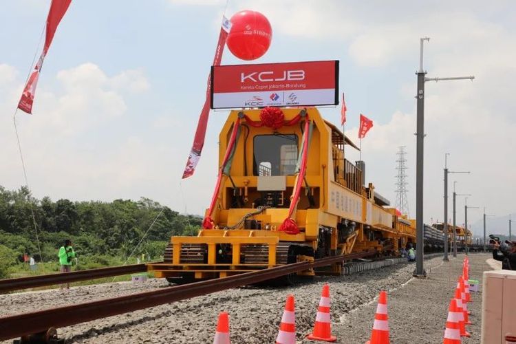Upacara peletakan rel Kereta Cepat Jakarta-Bandung digelar pada tanggal 20 April 2022.