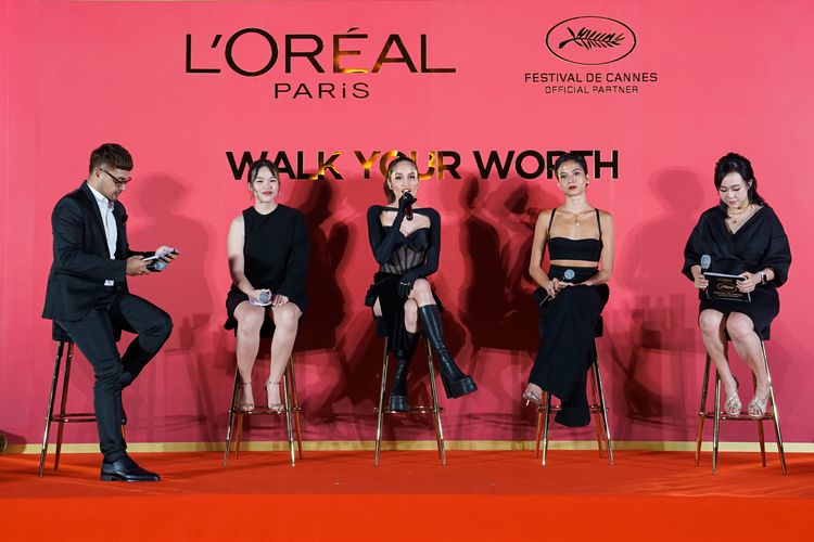 Ikon perfilman Indonesia, Cinta Laura dan Putri Marino, juga turut memeriahkan red carpet Festival Film Cannes 2023 bersama dengan Loreal Paris.