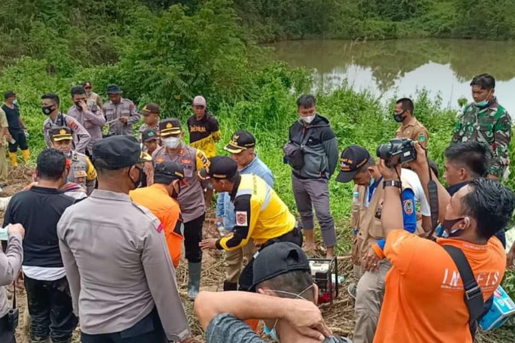 Proses evakuasi masih terus dilakukan tim gabungan dari Basarnas, TNI Polri di lokasi untuk mencari 10 orang pekerja tambang yang terjebak longsoran di Desa Mantewe, Tanah Bumbu, Kalsel pada, Senin (25/1/2021). 