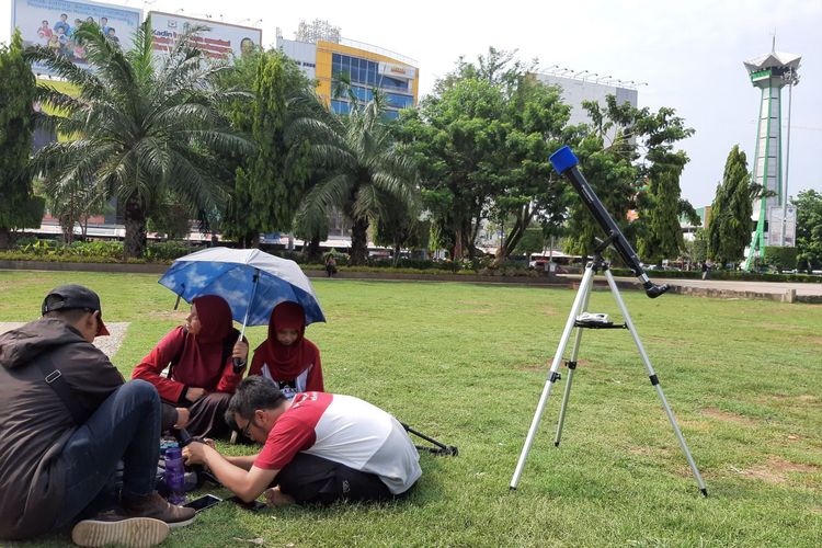 Komunitas pecinta astronomi saat mengamati Gerhana Matahari Parsial di Semarang, Kamis (26/12/2019)