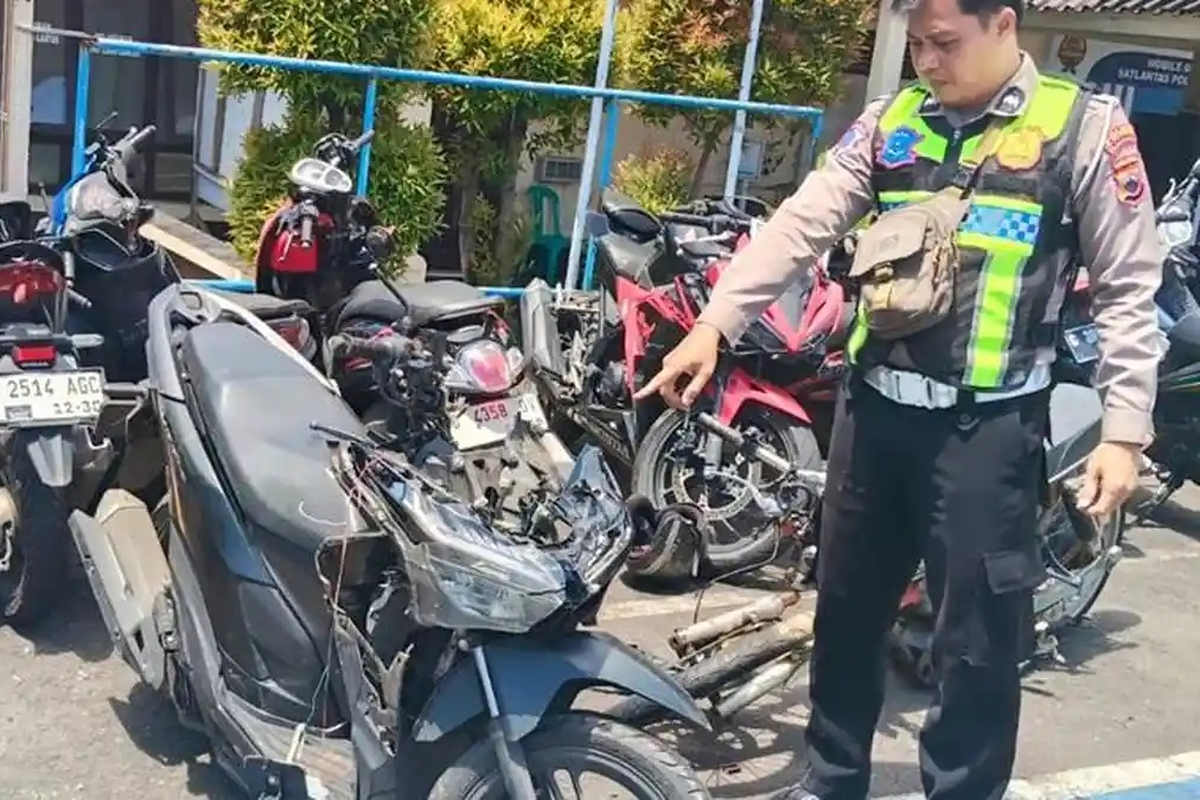 Dua orang meninggal setelah motor menabrak truk di Batang, Jawa Tengah pada Minggu (12/4/2026).