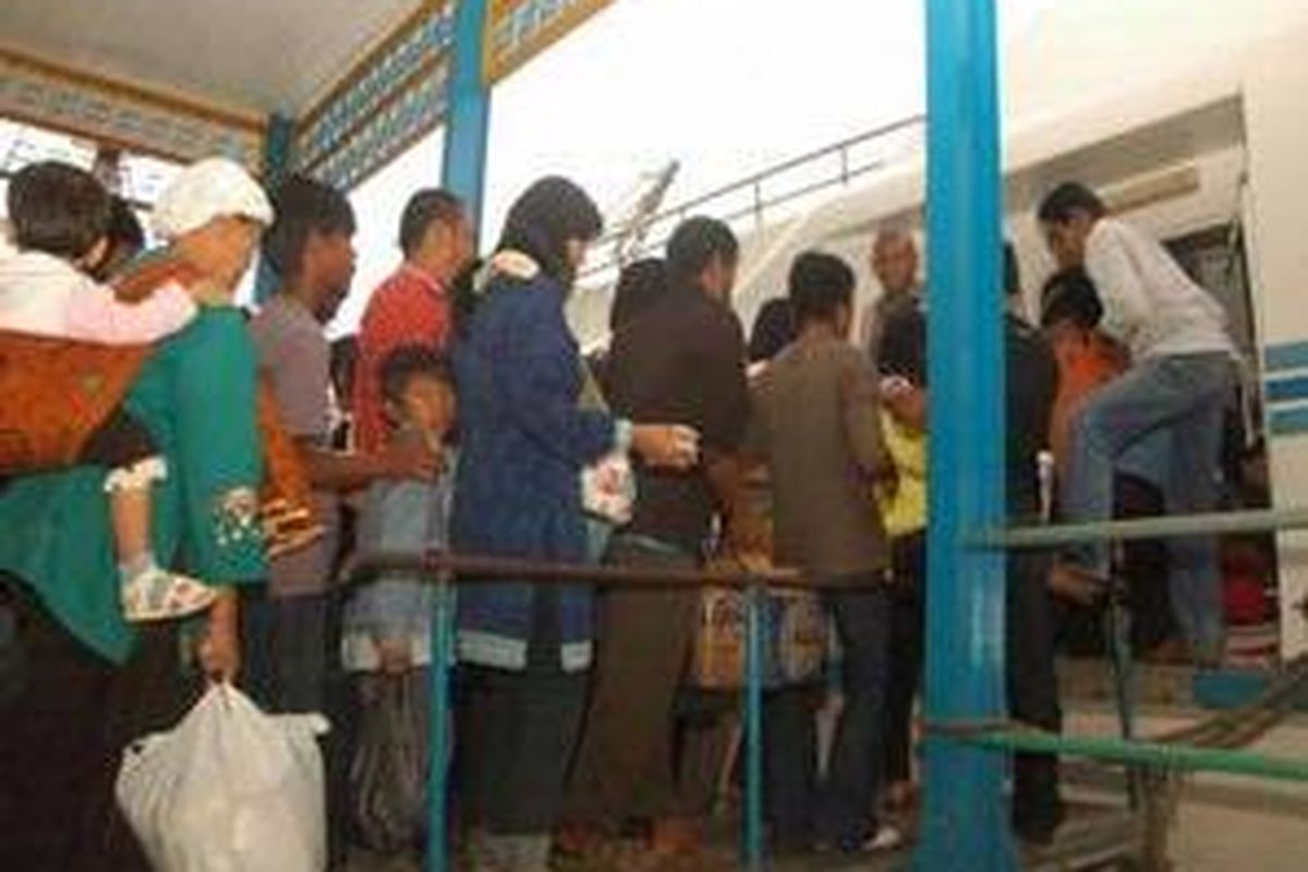 Penumpang memasuki kapal penyeberangan antarpulau