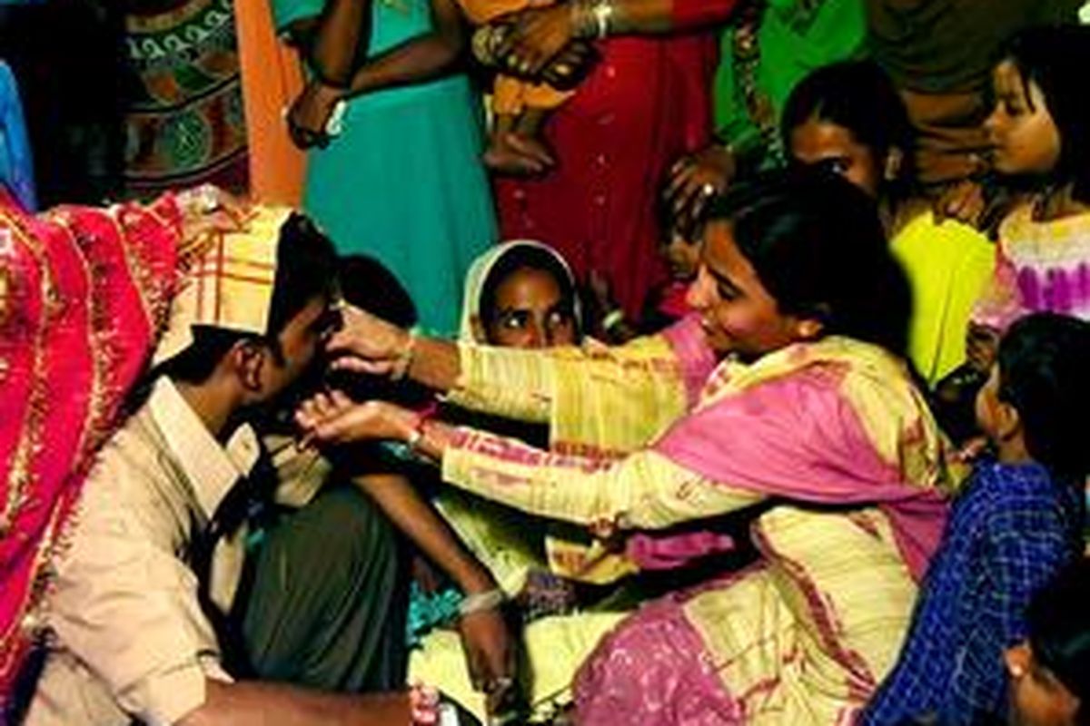 Permainan menyuapi calon pengantin pria. 