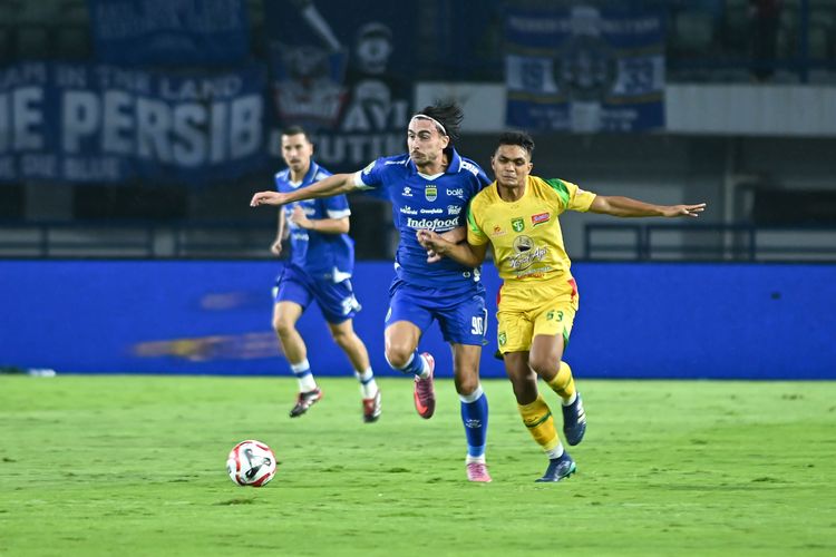 Debut penyerang baru Persib Bandung Andrew Patrick Jung pada laga melawan Persebaya Surabaya berduel dengan Rachmat Irianto. Laga berakhir dengan skor 1-0 untuk keunggulan Maung Bandung, Jumat (12/9/2025) di Stadion Gelora Bandung Lautan Api (GBLA). 