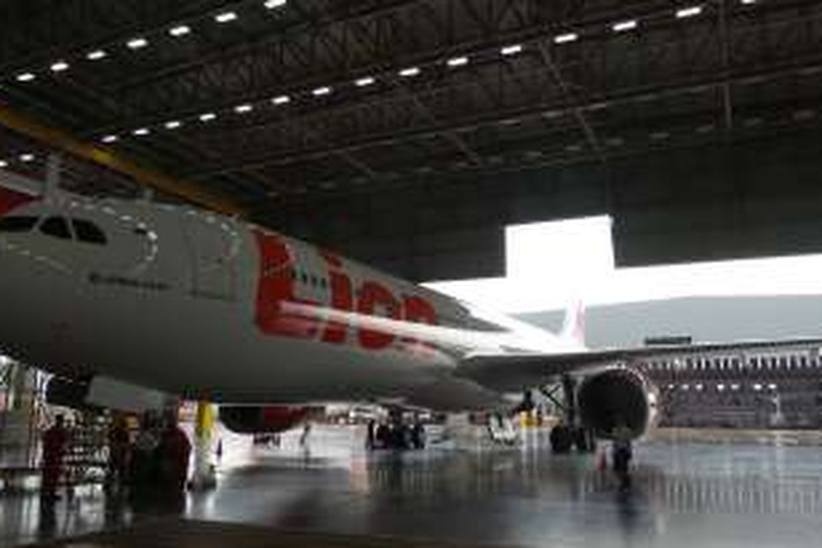 Pesawat Lion Air seri Airbus A330 tengah menjalani pemeliharaan di hanggar Batam Aero Technic, Batam, Kepulauan Riau, Rabu (24/2/2016).