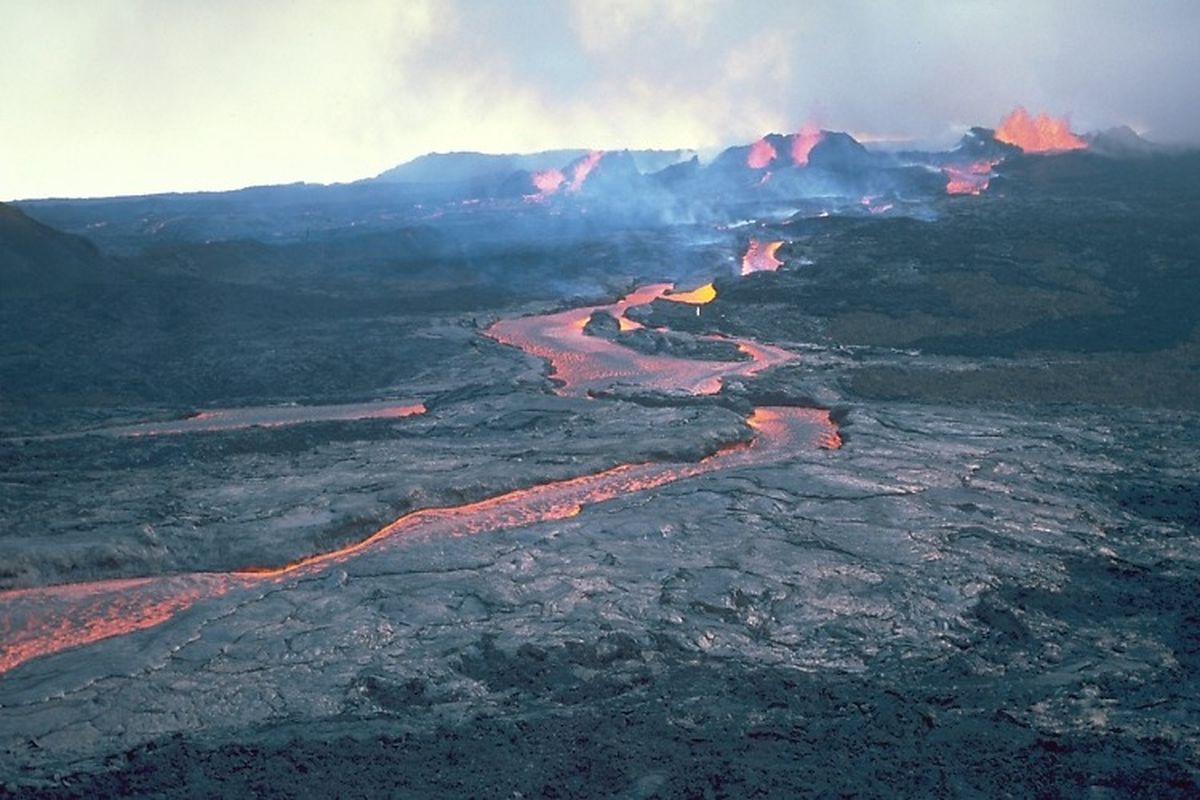 Gunung berapi Mauna Loa Hawaii kembali meletus untuk pertama kalinya setelah 40 tahun. Gunung api ini meletus dengan tipe lahar atau lava mengalir ke permukaan bumi. Termasuk jenis gunung berapi perisai.