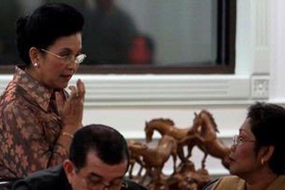 Menteri Kesehatan Endang Rahayu Sedyaningsih dan Anggota Dewan Pertimbangan Presiden (Wantimpres) Siti Fadilah Supari (kiri) berbincang sejenak sebelum berlangsungnya sidang kabinet paripurna di Kantor Presiden, Jakarta, Kamis (23/12/2010).  