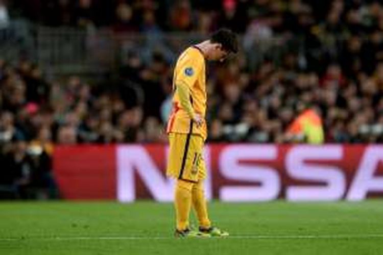 Ekspresi Lionel Messi saat Barcelona kalah 0-2 dari Atletico Madrid pada perempat final kedua Liga Champions di Stadion Vicente Calderon, Rabu (13/4/2016).