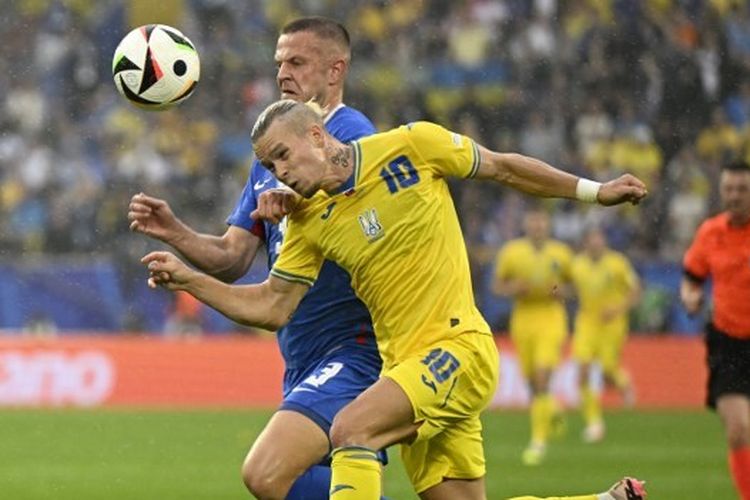 Penyerang Ukraina, Mykhailo Mudryk, dan bek Slovakia, Denis Vavro, tengah berebut bola dalam fase Grup E Euro 2024 antara Slovakia vs Ukraina di Duesseldrof Arena pada 21 Juni 2024.