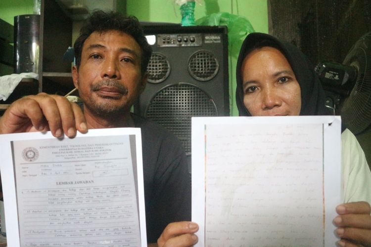 Orangtua kandung Mahira Parinono dan Nurabni saat menunjukkan perbedaan surat wasiat Mahira yang diduga dipalsukan.