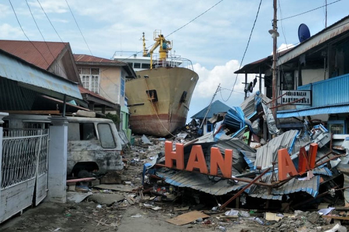 Dampak kerusakan akibat gempa Donggala dan tsunami Palu, Sulawesi Tengah, pada Jumat (28/9/2018), di Pelabuhan Wani 2, Kecamatan Tanatopea, Kabupaten Donggala, Sulawesi Tengah, Selasa (2/10/2018). Kapal Sabuk Nusantara 39 sampai terdampar ke daratan.