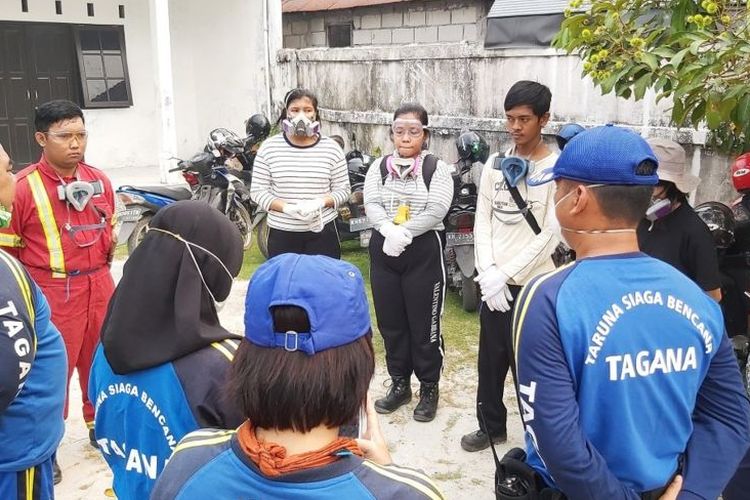 Sebelum terjun ke lokasi pemdaman, para relawan dan sejumlah anggota Taruna Siaga Bencana (Tagana) berkumpul untuk pengarahan dan doa 