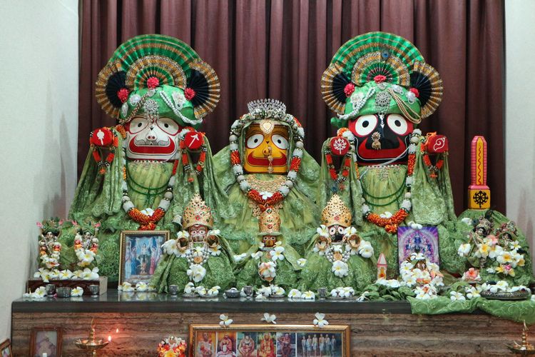 Altar pemujaan di kuil Hare Krishna. Ketiga sosok tersebut adalah Balarama, Subadra di tengah, dan Krishna di kanan