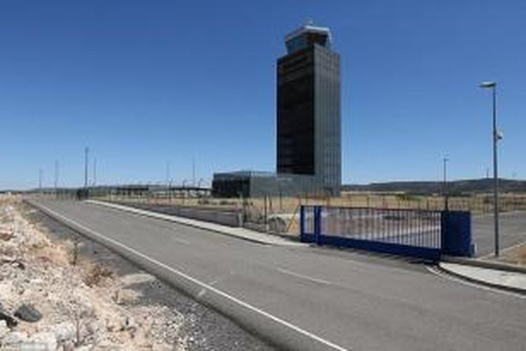 Menara pengendali lalu lintas udara bandara Ciudad Real, Spanyol yang terbengkalai setelah bandara itu ditutup pada 2012 atau hanya tiga tahun setelah beroperasi karena perusahaan pengelola bandara ini bangkrut.
