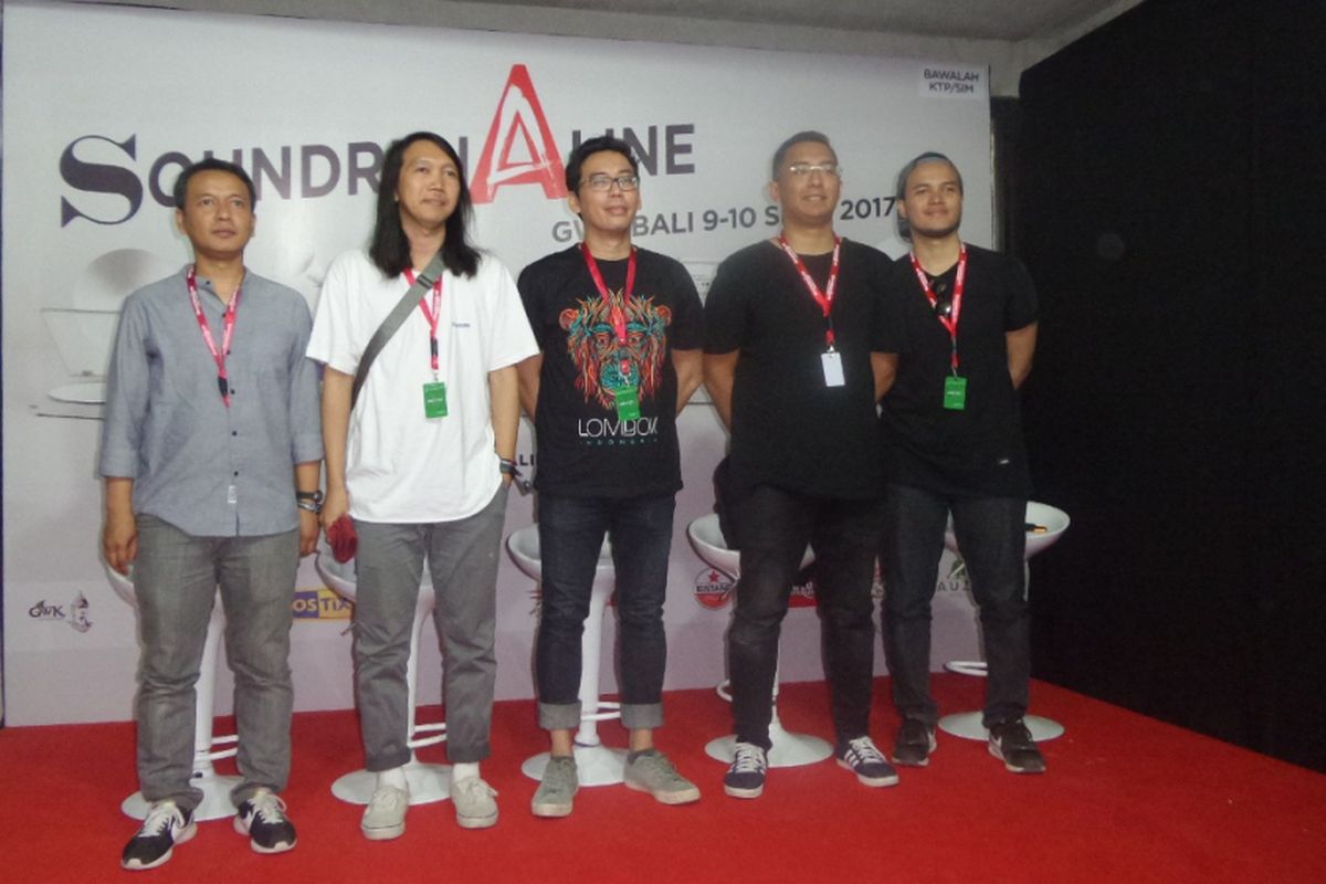 Efek Rumah Kaca berpose bersama Cognito Orkest usai tampil dalam Soundrenaline 2017 di Garuda Wisnu Kencana, Bali, Sabtu (9/9/2017).