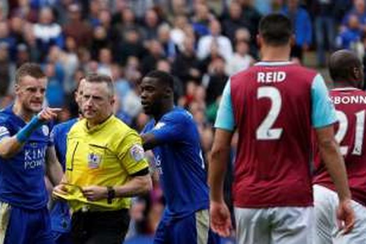 Striker Leicester City, Jamie Vardy (paling kiri), bereaksi setelah diganjar kartu kuning kedua saat melawan West Ham United pada lanjutan Premier League di Stadion King Power, Minggu (17/4/2016).